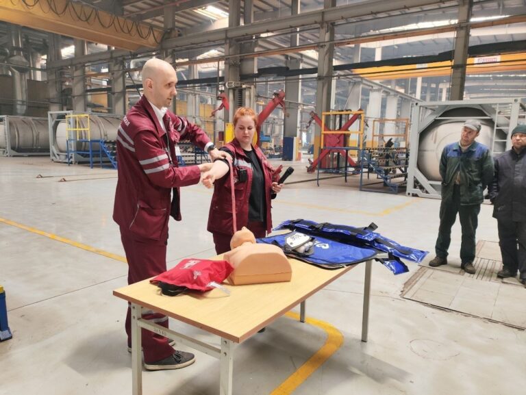 Знания, которые спасают жизнь: скорая научила сотрудников «ОЗТМ» первой помощи